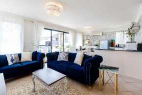 Champagne Skies - In Town Upstairs Apartment